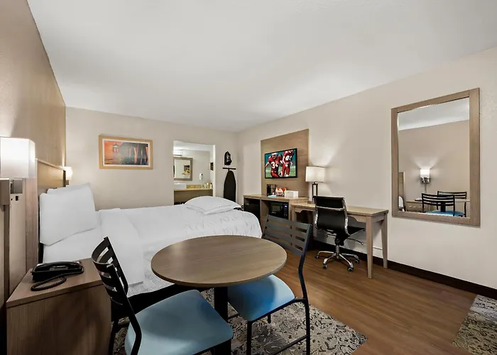 Red Roof Inn Plus+ & Suites Naples Downtown-5Th Ave S