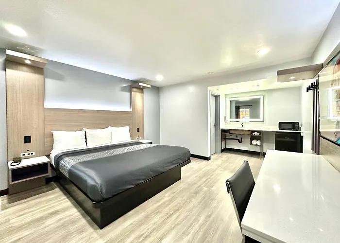 Express Inn & Suites Airport