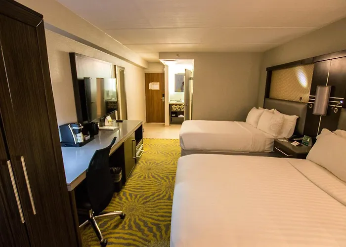 Hotel with pool: Holiday Inn Dallas-Richardson By Ihg