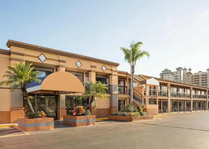 Hotel with pool: Travelodge By Wyndham Fort Myers North