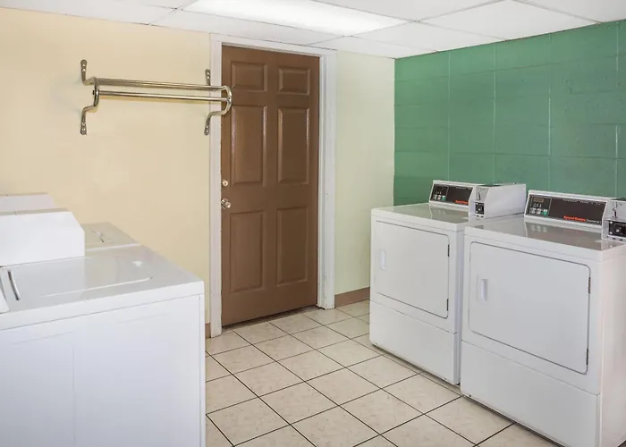 Hotel with pool: Travelodge By Wyndham Fort Myers North