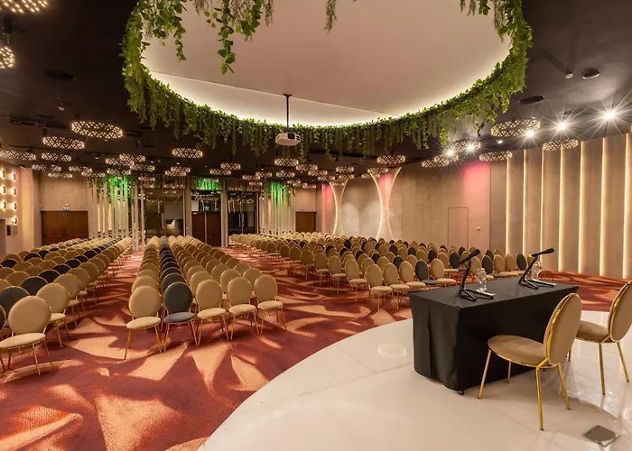 Hotel with pool: Hotel International Iasi