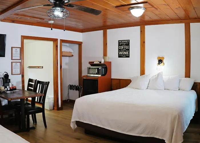 Motel: Park Motel And Cabins