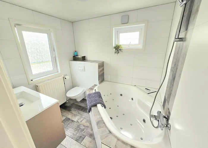 De Poort van Zeeland aan het water met jacuzzi