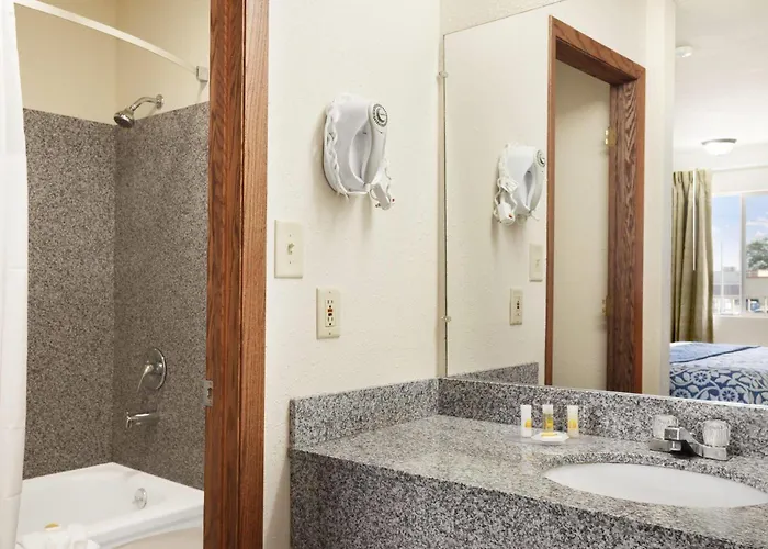 Days Inn By Wyndham Champaign/Urbana