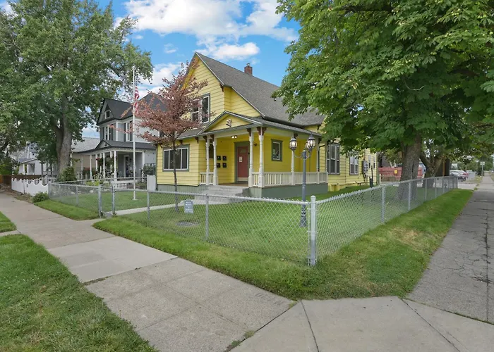 Vacation rental: Maple Leaf Manor Suites