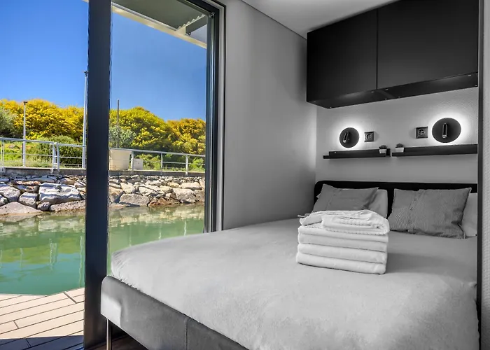 Hotel perto da faculdade: The Homeboat Company Albufeira