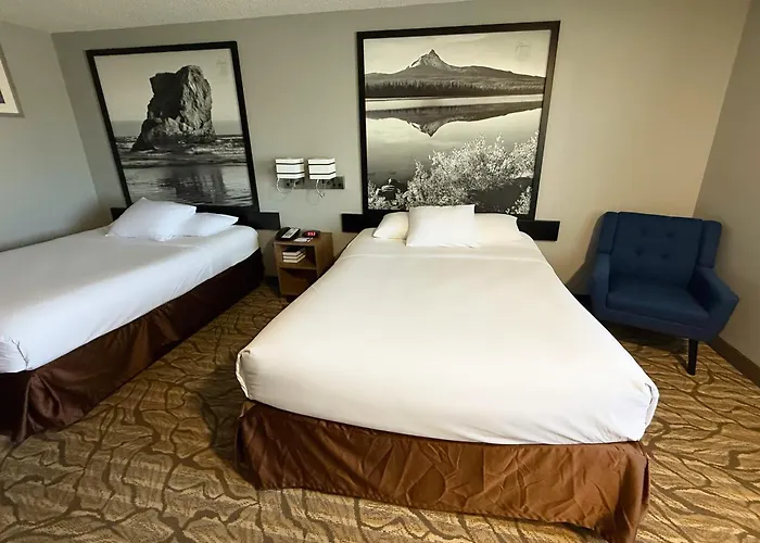 Hotels with pool Super 8 By Wyndham Baker City