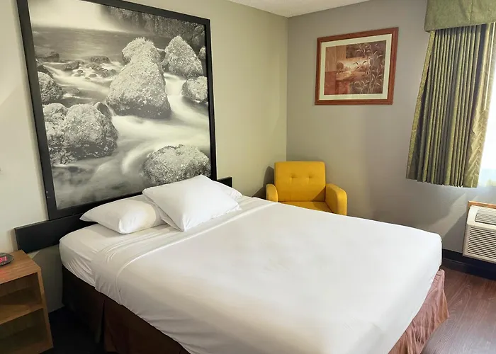 Hotels with pool Super 8 By Wyndham Baker City