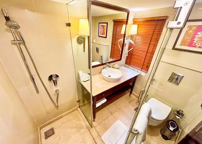 Romantic hotels Raviz Kadavu, Kozhikode