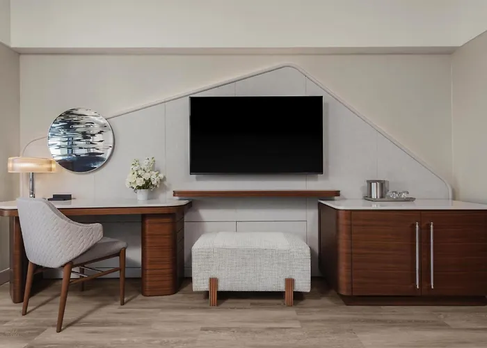 Hotel with Tennis: Manchester Grand Hyatt San Diego