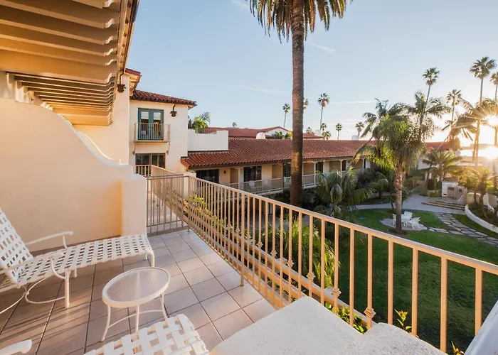 Hotel with pool: Harbor View Inn