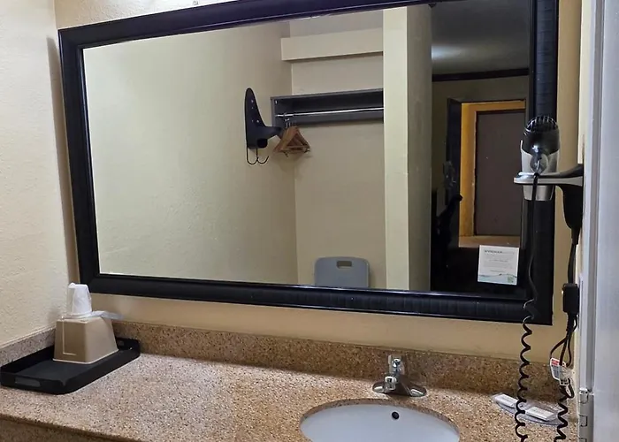 Super 8 By Wyndham San Marcos