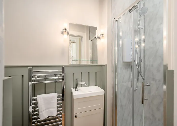 The Kingsview Townhouse - Boutique Hostel