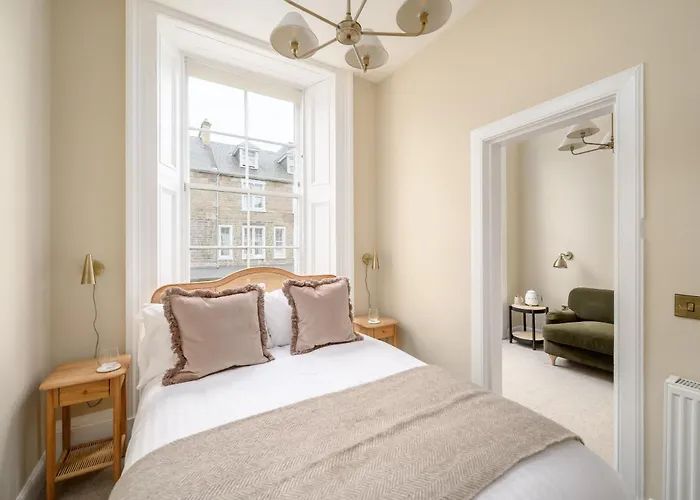 The Kingsview Townhouse - Boutique Hostel