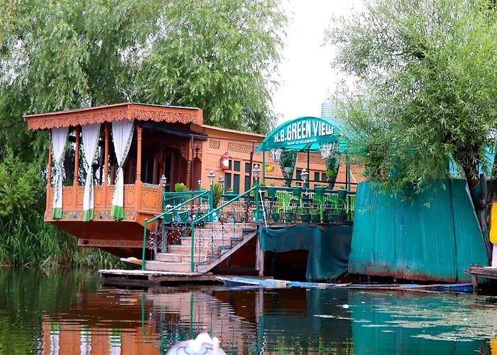 Family Friendly Hotels Green View Group Of Houseboats