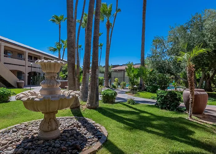 La Fuente Inn & Suites