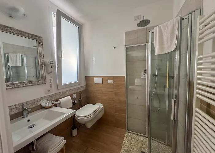 White Suite & Apartments