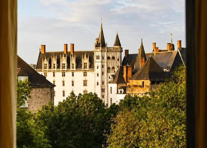 L' - Face Au Château