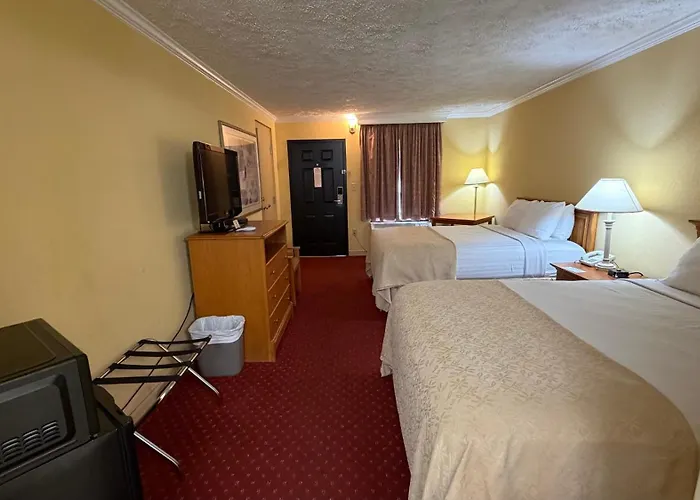 Hotels with pool Bryson Inn