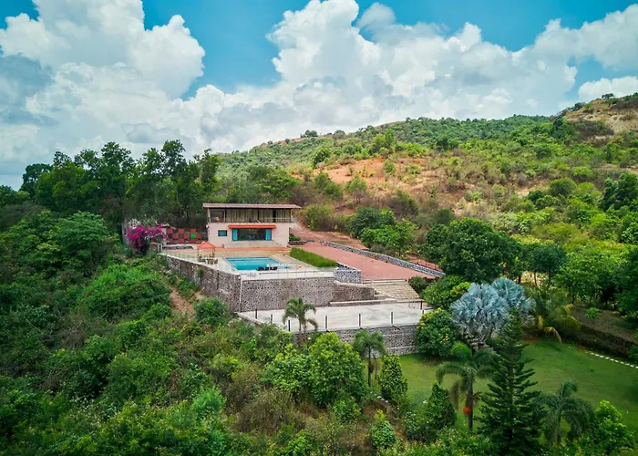 Stayvista'S Lake Mansion - Lakeside With Mountain View, Large Pool & Sprawling Lawn