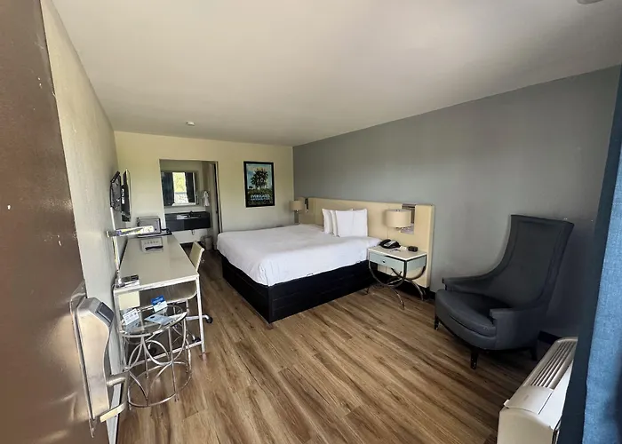 Travelodge By Wyndham Fort Myers North