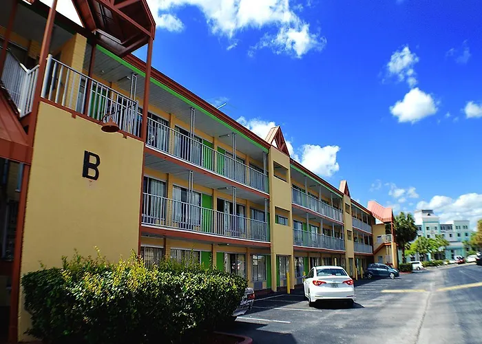 Cheap hotel: Roomba Inn & Suites At Old Town