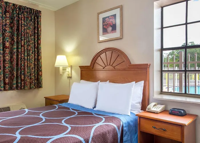 Hotel with pool: Americana Inn & Suites