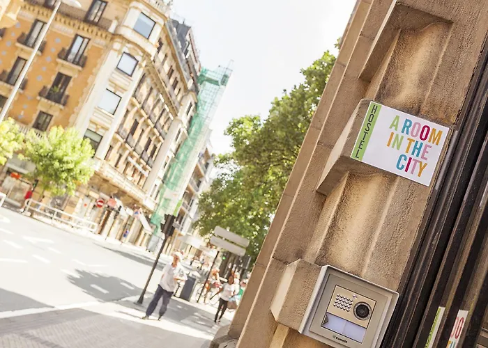 Hotel pres du College: A Room In The City Hostel