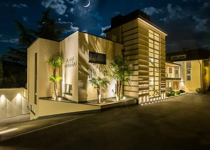 Hotel all'aeroporto: Haus Gregori Modern & Central Stay In Vineyard With Rooftop & Served Breakfast