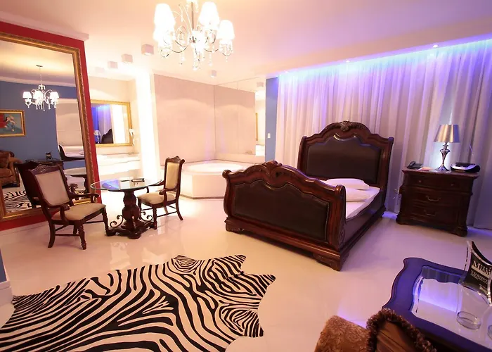  Miami (Adults Only)
