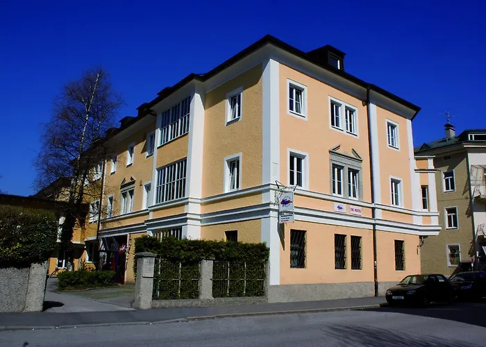 Hotel near College: Yoho - International Youth Hostel