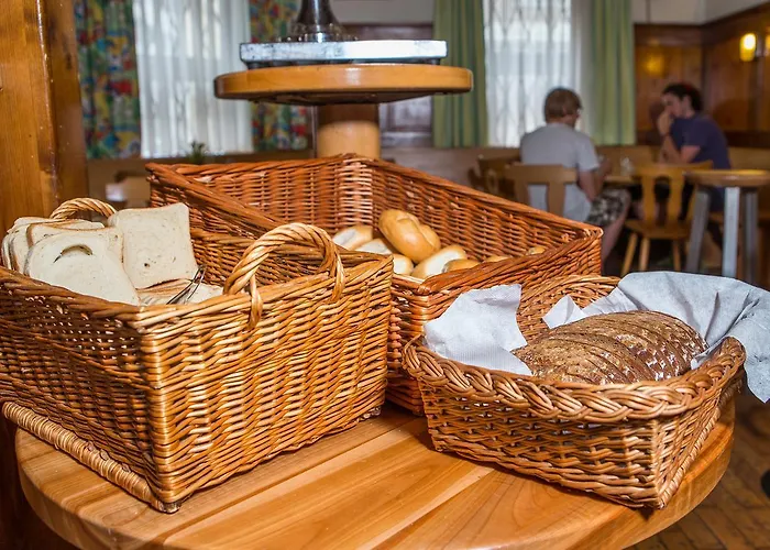 Hotel near College: Yoho - International Youth Hostel