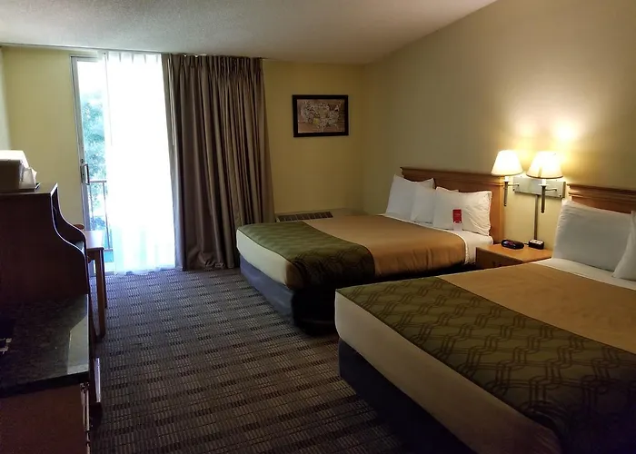 Central hotel: Econo Lodge Inn & Suites