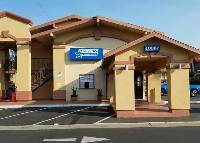 Hotel with pool: Americas Best Value Inn & Suites Escondido