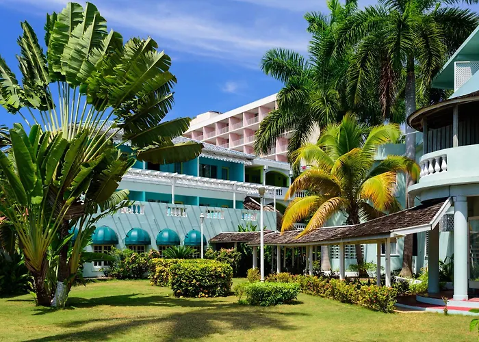 Hotels Close to Airport Doctors Cave Beach