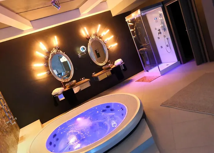 Hot Tub in Room Ramka & Restaurant & Wine Bar