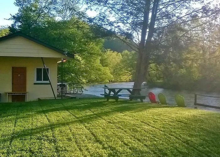 Motel: Riverbend Lodging