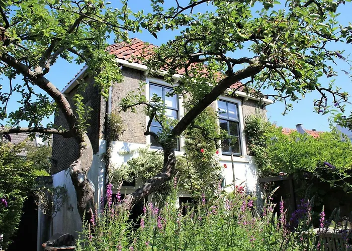 Cabine: Apple Tree Cottage - Charming Home At Beautiful Canal In Our Idyllic Garden