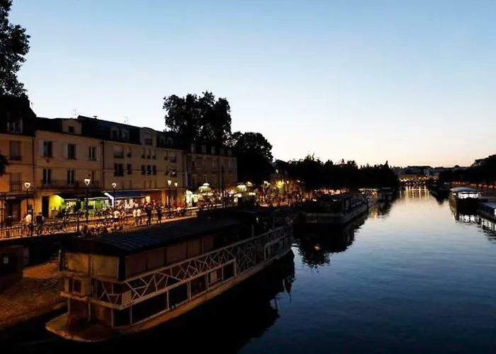 Quai De Versailles