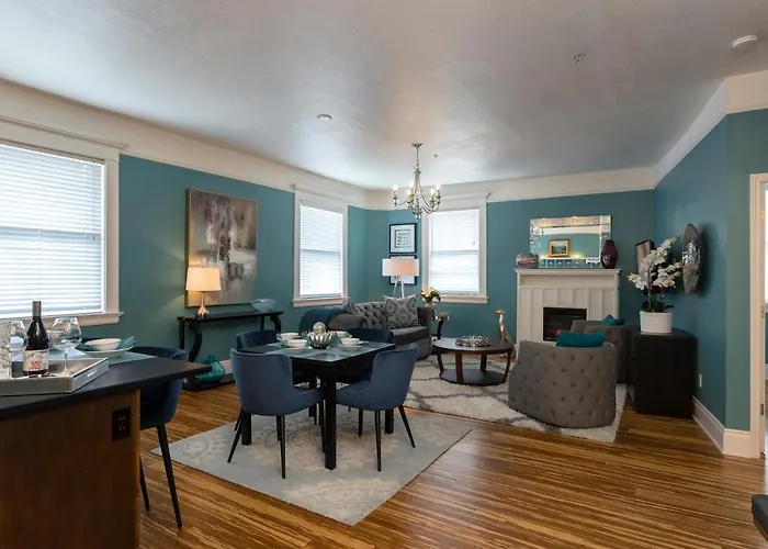 Hotel near College: 3Rd Street Flats